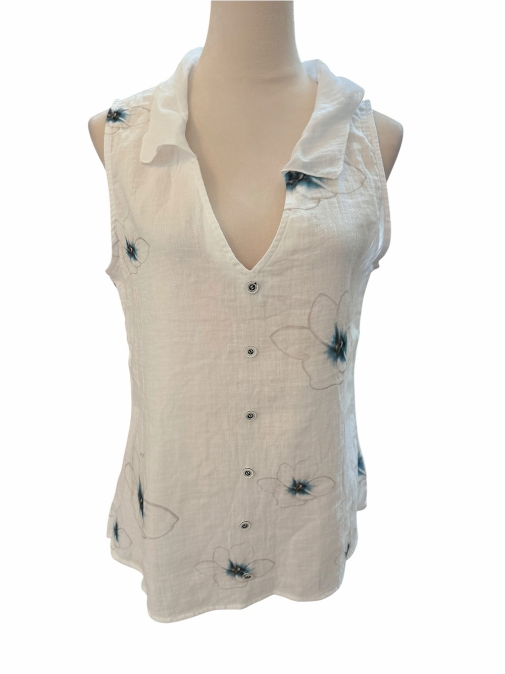 Women’s Large Sleeveless White Linen Button-Front Top with Blue Floral Print